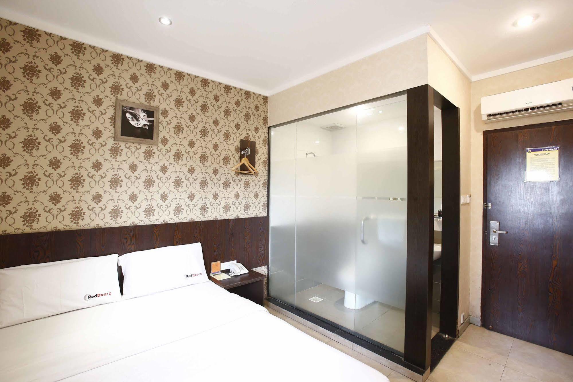 Reddoorz @ Gajah Mada Hotel Jacarta Exterior foto